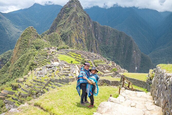 2-Day Tour: Sacred Valley & Machu Picchu – All Tickets Included - Pisac market stop: souvenirs, but also human rhythm
