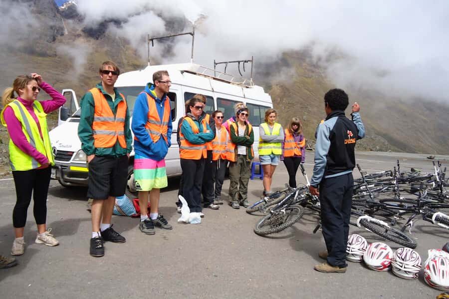 4 Days Inca Jungle Adventure to Machu Picchu - Day 2 cloud forest hiking through plantations and an Inca path feel