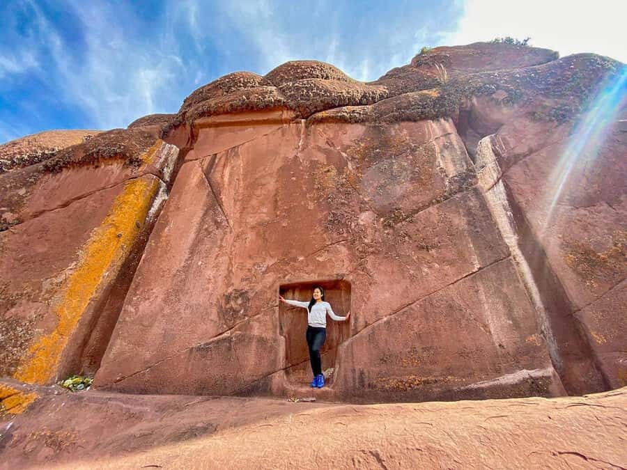 5h tour from Puno to Aramu Muru portal and Inca Ruins - Aramu Muru (Hayu Marca): walking up to the 7-meter red granite portal