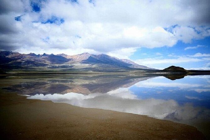 8-Hours Tour in Arequipa Laguna de Salinas with Pick-up - Why Laguna de Salinas looks like a science-fiction postcard