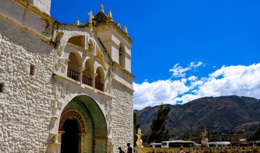 Andes: Colca Canyon Day-Trip - Cruz del Condor: Quiet Waiting for Giant Andean Condors