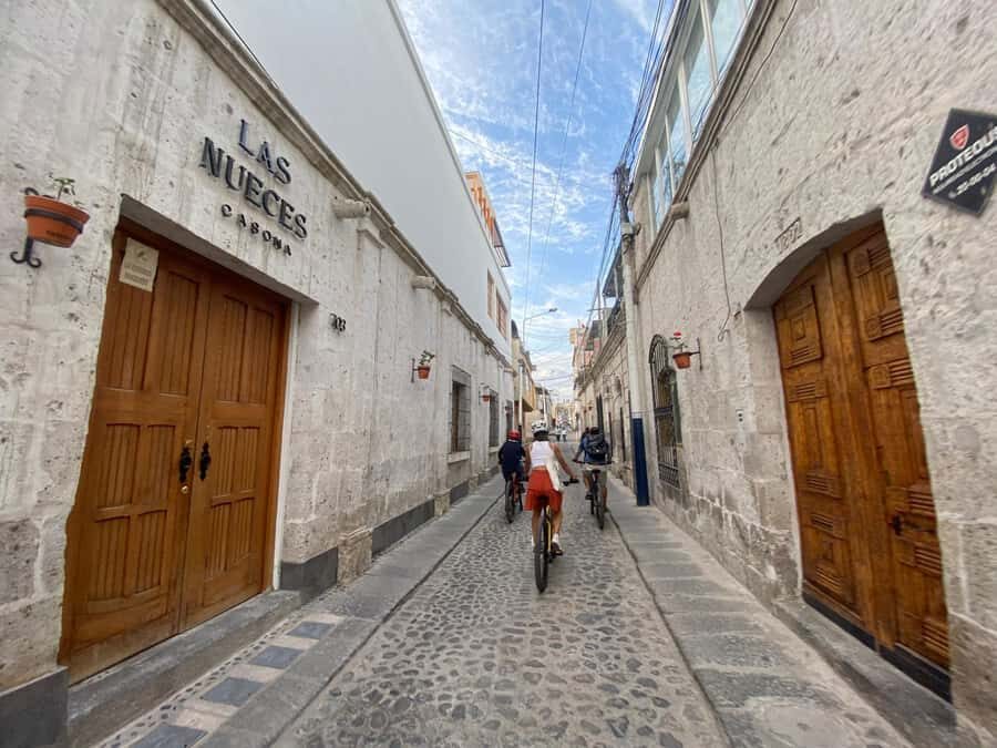 AREQUIPA BIKING CITY TOUR - Where it starts: La Merced 125 and the pre-ride briefing
