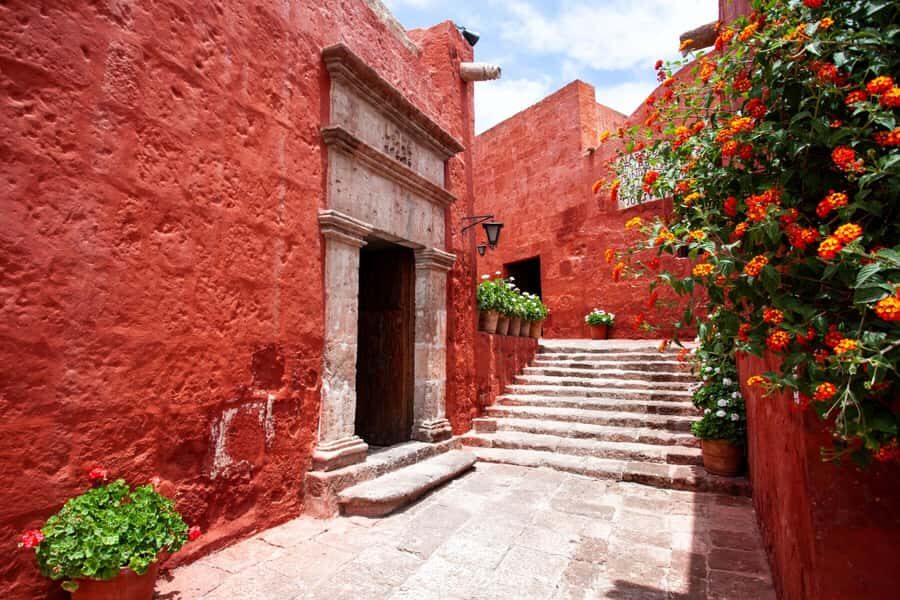 Arequipa: Walking Tour and Santa Catalina Monastery - Plaza de Armas: Quick Panoramic Views and the Cathedral Area
