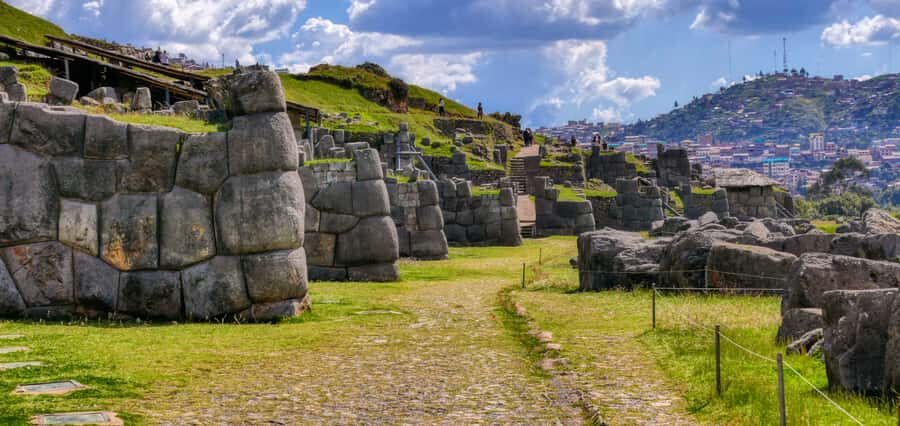 City Tour Cusco & Valle Sagrado Pisac mas Almuerzo - Entering Cusco’s Inca core: a tight schedule that makes sense