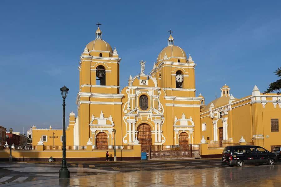 City Tour Trujillo |Panoramic bus| - Latin America’s largest mural: the showstopper moment