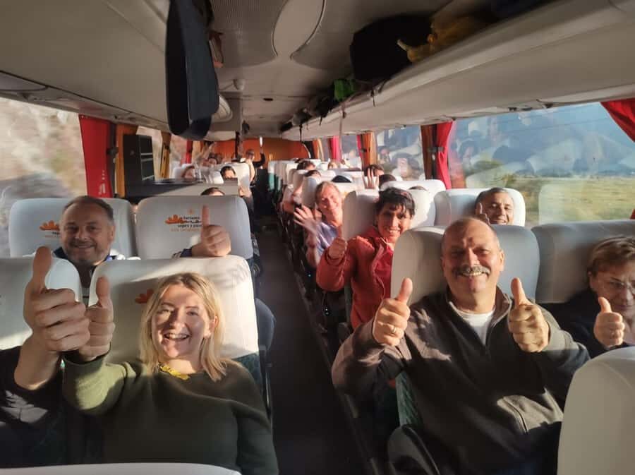 Cusco: Bus Turistico Puno Cusco con Tour y Buffet - Guides and languages: bilingual help at the stops