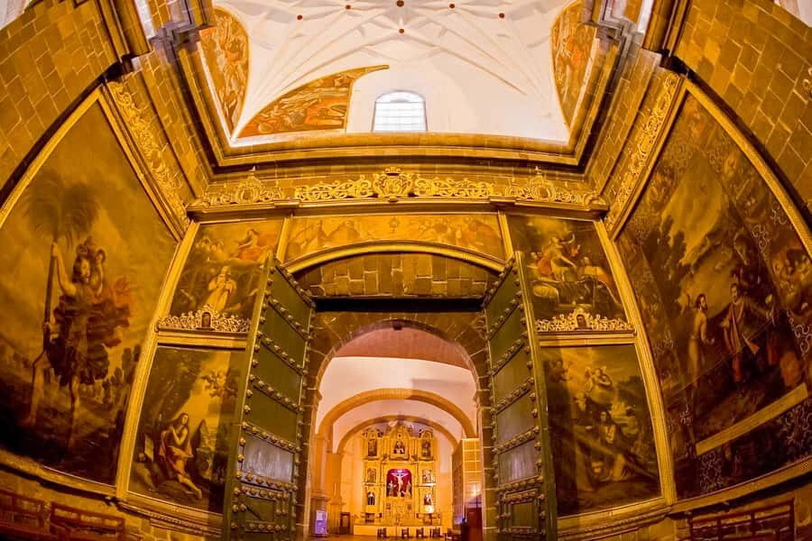Cusco: City and Nearby Ruins 5-Hour Guided Tour - Plaza de Armas and the Cathedral: when colonial Cusco sits on Inca stone
