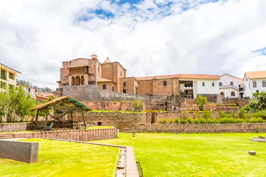 Cusco: City and Nearby Ruins 5-Hour Guided Tour - Sacsayhuaman: stepping through Inca walls made of massive stone