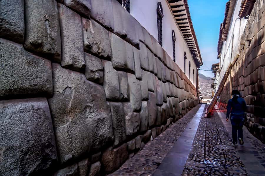Cusco: Legends and History Night Tour with Pisco Sour - San Blas and ancient streets: the slow magic of “every street has a story”