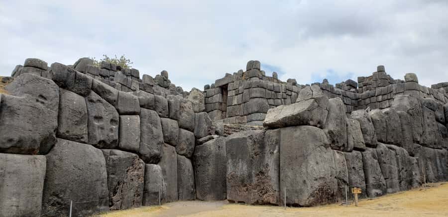 Cusco: Sacsayhuaman Guided Tour and 1-Hour Horseback Ride - Qenqo huaca lesson: mummification in a cave