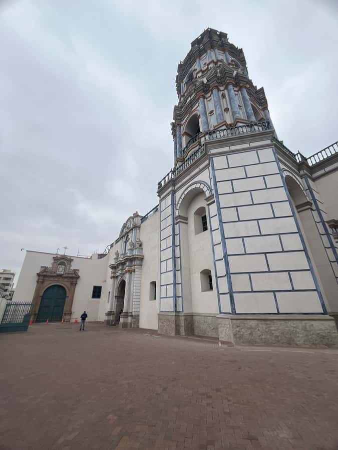 Enjoy Lima Walking Historic Center, Plaza San Martin and Plaza de Armas - Meeting at Gran Hotel Bolívar: Get Oriented Fast