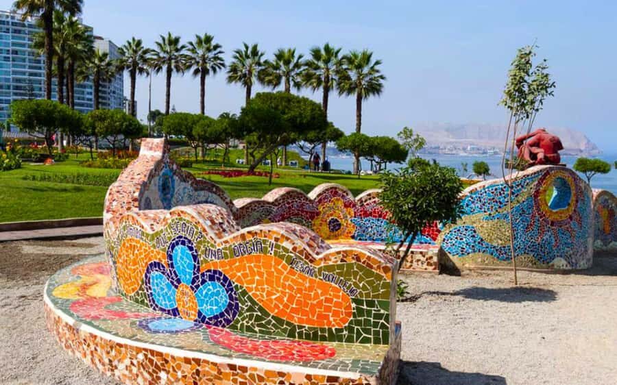 From Lima: Miraflores, Barranco & San Isidro Guided Tour - Miraflores Parque del Amor: The Kiss statue and Malecón views