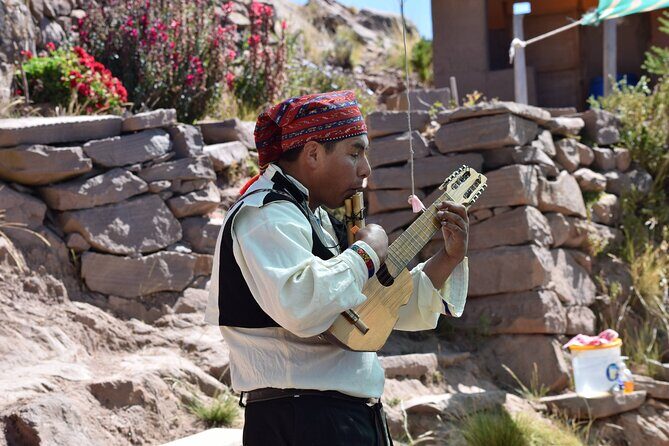 Full-Day Tour of Uros, Taquile and Sillustani from Puno - Stop 1: Uros floating islands and the totora world