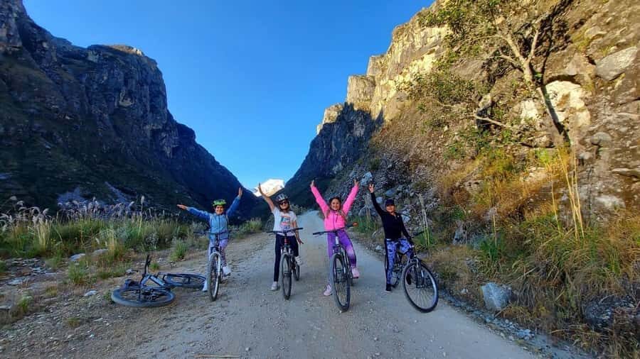 Huaraz: Bike tour | Mountain Biking in the Andes - Guide and Group Size: Why Up to 8 Riders Matters