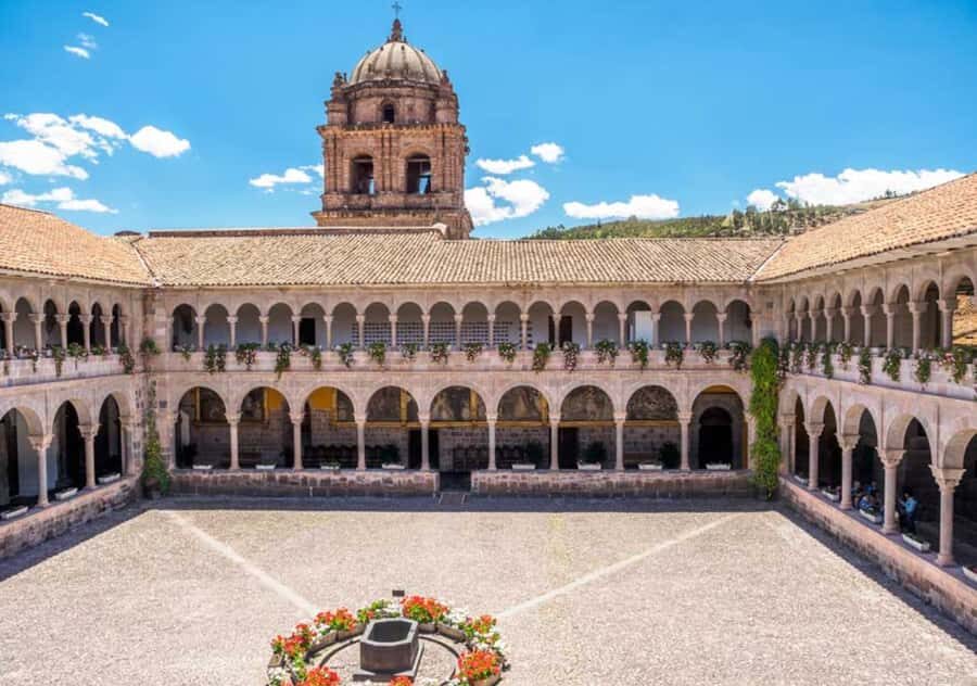 In Cusco: Saqsaywaman, Qenqo, Pukapukara, Tambomachay. - Qenqo’s ritual shapes and why the guide’s framing helps