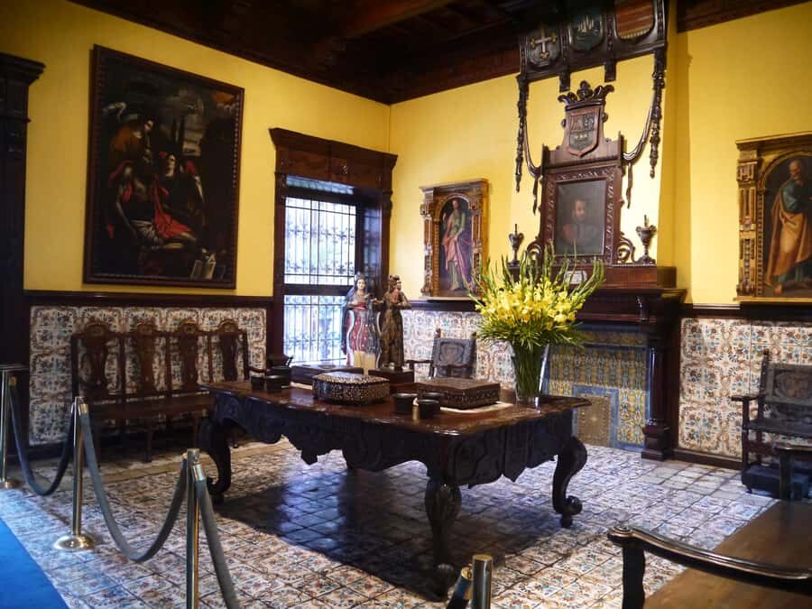 La casa de Aliaga, an alive colonial jewel at Lima center. - What you actually see: rooms, art, and colonial architecture in a short guided route