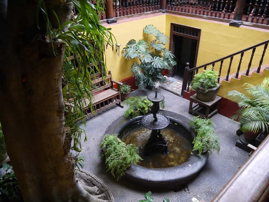 La casa de Aliaga, an alive colonial jewel at Lima center. - The Aliaga family story: a 16th descendant and a count title