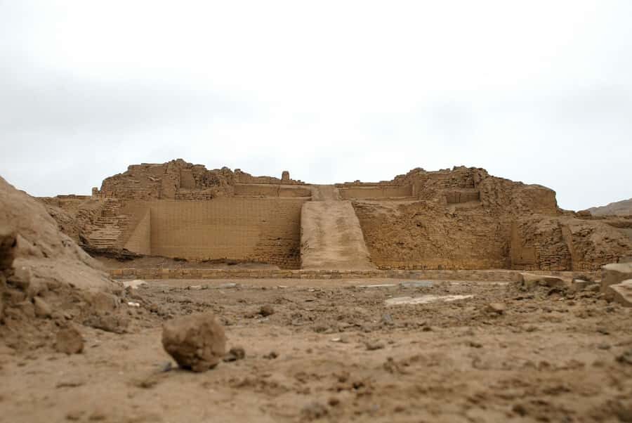 Lima: Barranco and Temple of Pachacamac Half Day Tour - The Temple of the Sun and the Moon: sea orientation and red adobe details