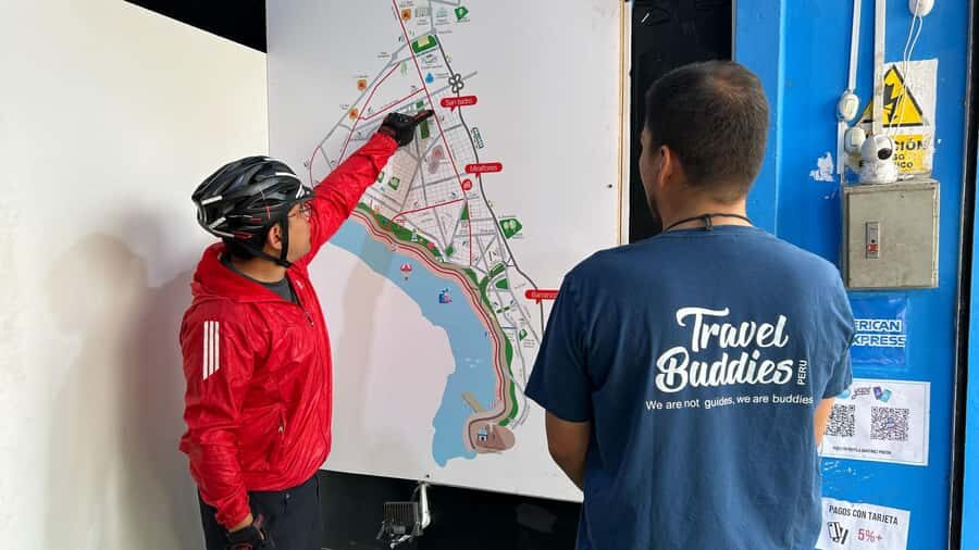 Lima: City biking - Bosque El Olivar Park: green space with wildlife energy