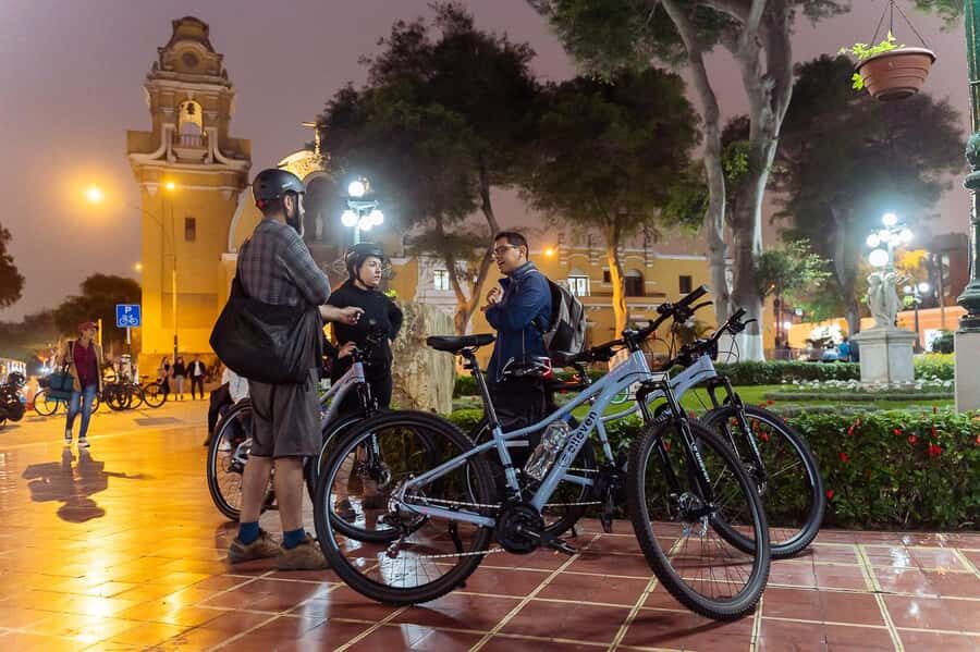 Lima: City biking - Miraflores boardwalk: sea air, street views, and where the light hits