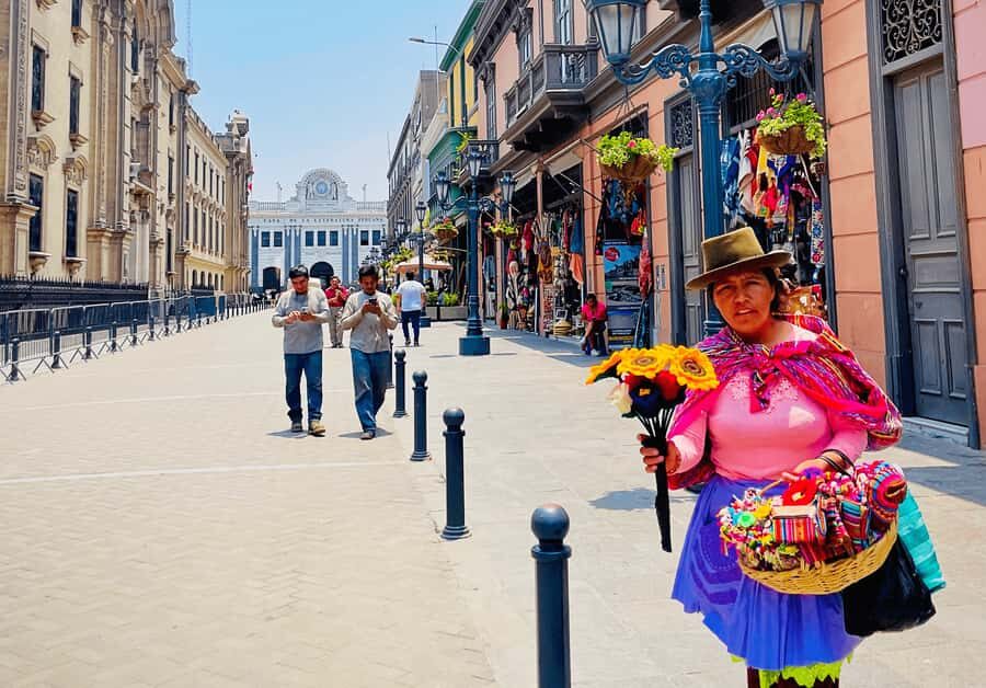 Lima: City Highlights Walking Tour & Catacombs - Price and logistics: Is $38 a good deal?