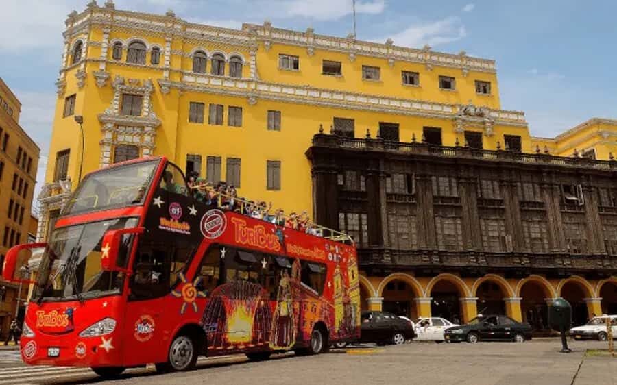 Lima : City tour 360° Panoramic bus - Sightseeing Tour - From Miraflores pickup to Huaca Pucllana: the contrast starts immediately