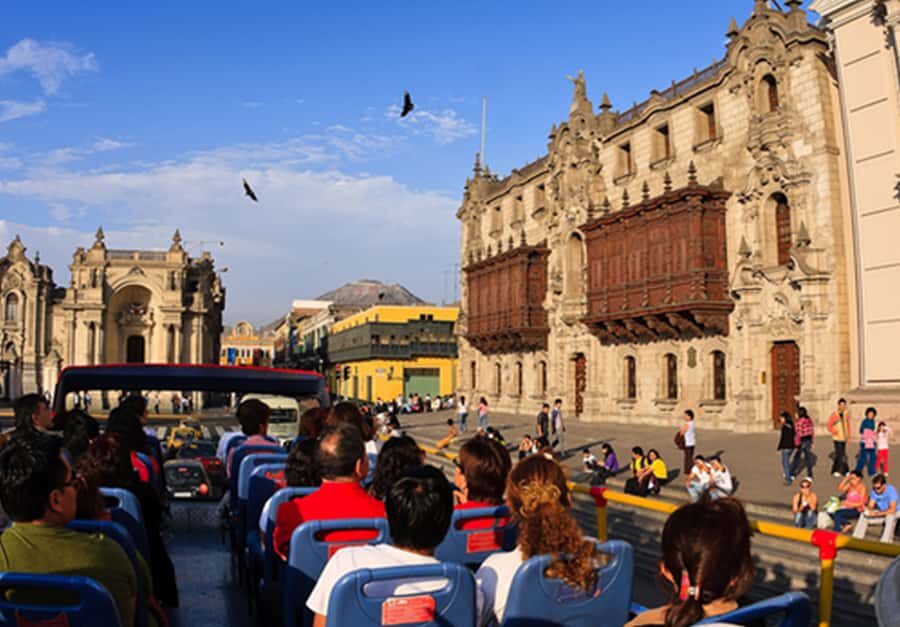 Lima : City tour 360° Panoramic bus - Sightseeing Tour - The convent of San Francisco and Lima catacombs: the most memorable stop