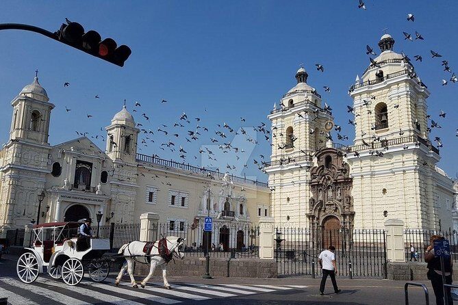 Lima City tour and Catacombs Museum (04 hours) Private Tour with guide in Lima - Stop 1: El Parque del Amor and the Valentine-day story