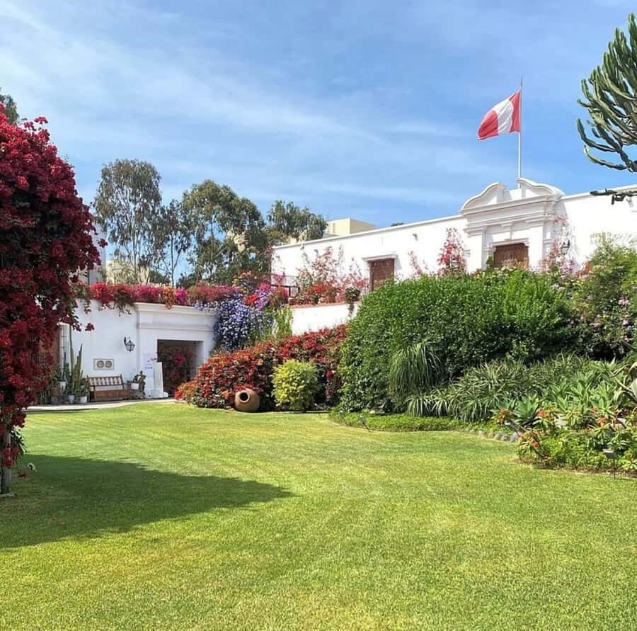 Lima city tour: Larco Museum and Huaca Pucllana - Huaca Pucllana: an adobe pyramid in the middle of modern Lima
