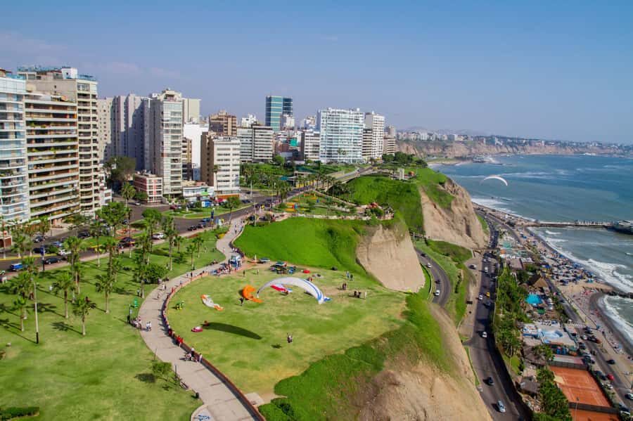 Lima: Historical, Colonial, and Modern City Tour - El Olivar and the residential contrast in San Isidro