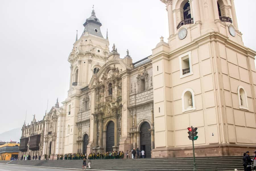Lima: Private Classic City Tour - Huaca Pucllana in Miraflores: a dramatic start before the colonial core