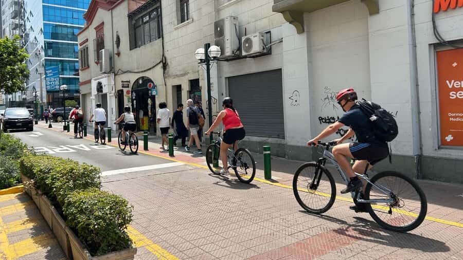 Lima: Sightseeing Bike Tour with Food and Drink Tastings - Entering Miraflores at Inka Plaza: how the tour starts