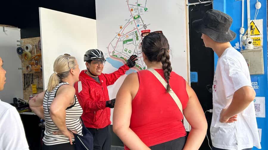 Lima: Sightseeing Bike Tour with Food and Drink Tastings - Riding Miraflores and the Malecón: Parque del Amor and El Faro de la Marina