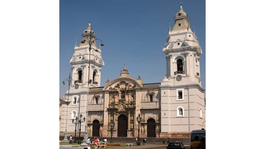 LIMA WALKING TOUR CATACOMBS FROM MIRAFLORES, HISTORICAL CENTER, WINES+BUS - Who should book this Miraflores-to-catacombs walk?