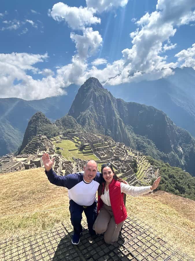 Machu Picchu: Private Tour Guide Service for up to 15 people - Getting to Machu Picchu: pickup in Aguas Calientes and a short bus ride