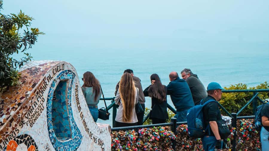 Miraflores & Barranco: Lima’s Modern and Bohemian Tour - Getting Oriented in Miraflores: Kennedy Park and Coastline Views