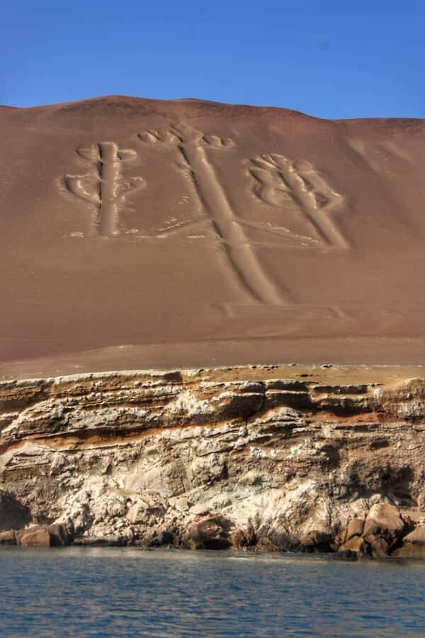 Paracas: speedboat BALLESTAS ISLANDS TOUR - On the way out: El Candelabro from the water