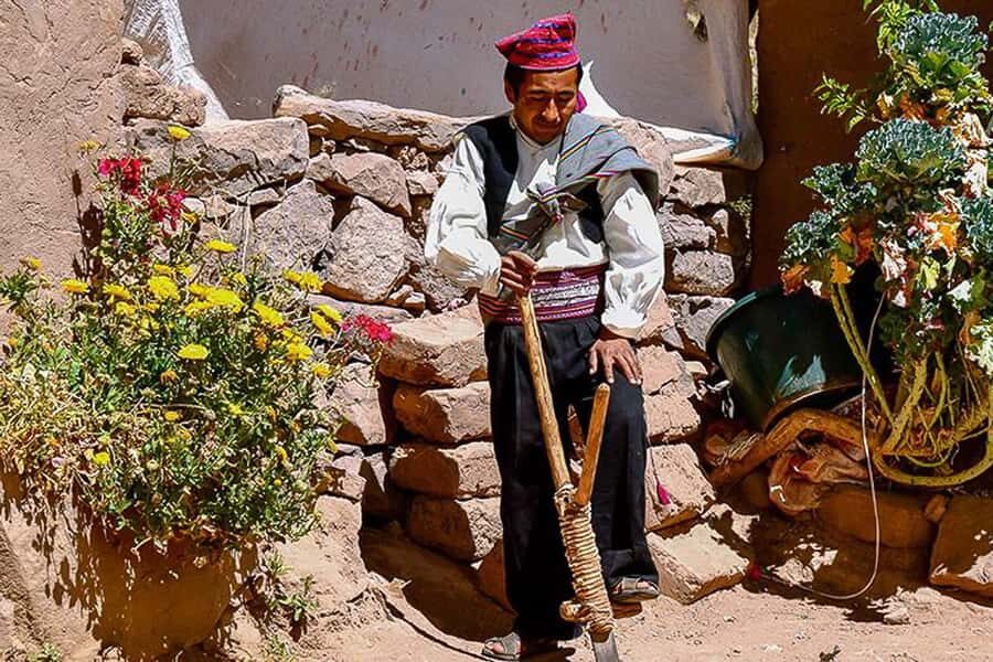 Puno: Lake Titicaca Day Tour - Textiles and lunch: what the cooperative stop gives you