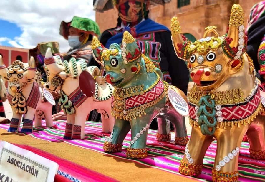 Puno: Route Of The Sun to Cusco with Lunch and Ticket Option - La Raya pass above 4,300 meters: photo stop with smart breathing