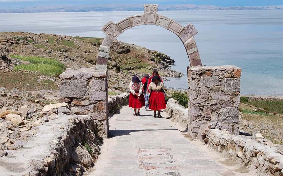 Puno: Uros and Taquile Islands Full-Day Tour with Lunch - The on-the-water pauses: use the breaks for comfort, not scrolling