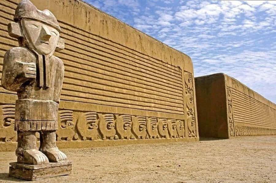 Pyramids of the Sun and the Moon, Huanchaco and Chan Chan - Huanchaco and the Caballitos de Totora: a realistic lunch break by the sea