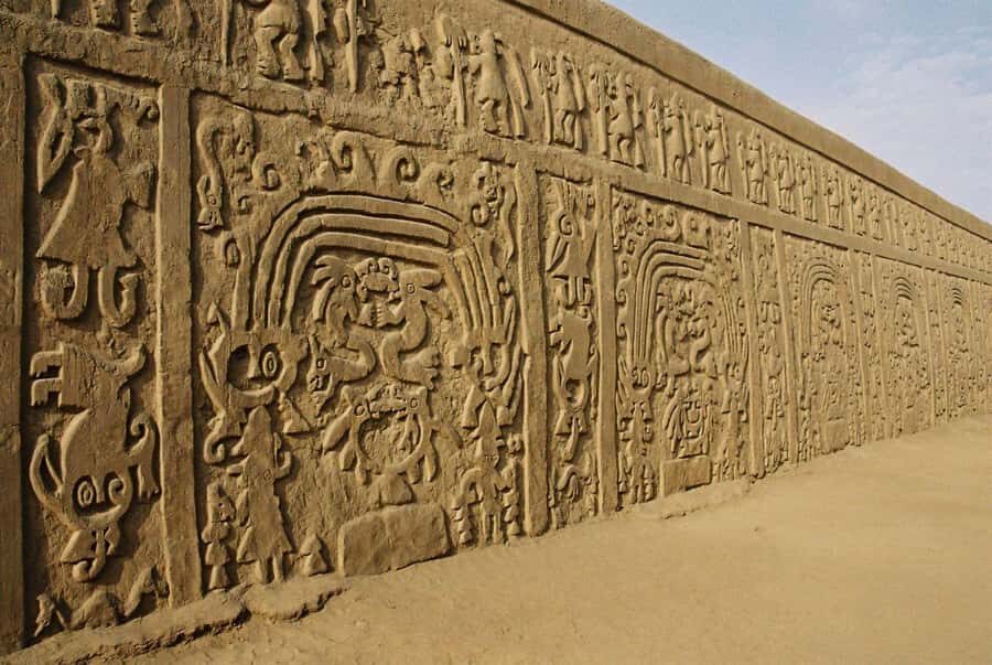 Pyramids of the Sun and the Moon, Huanchaco and Chan Chan - Price and logistics for an 8-hour archaeology loop