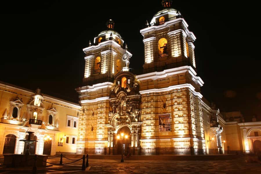 Tour of Lima with a visit to the catacombs of San Francisco. - Miraflores and San Isidro: Parque del Amor and Huaca Pucllana