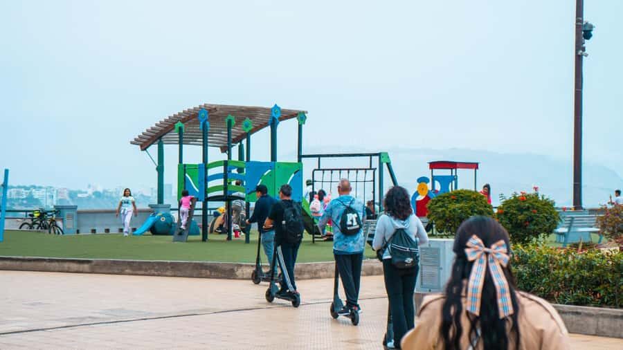 Tour Panorámico en Miraflores en Scooter Eléctrico - Love Park, El Beso, and the wish-granting bridge
