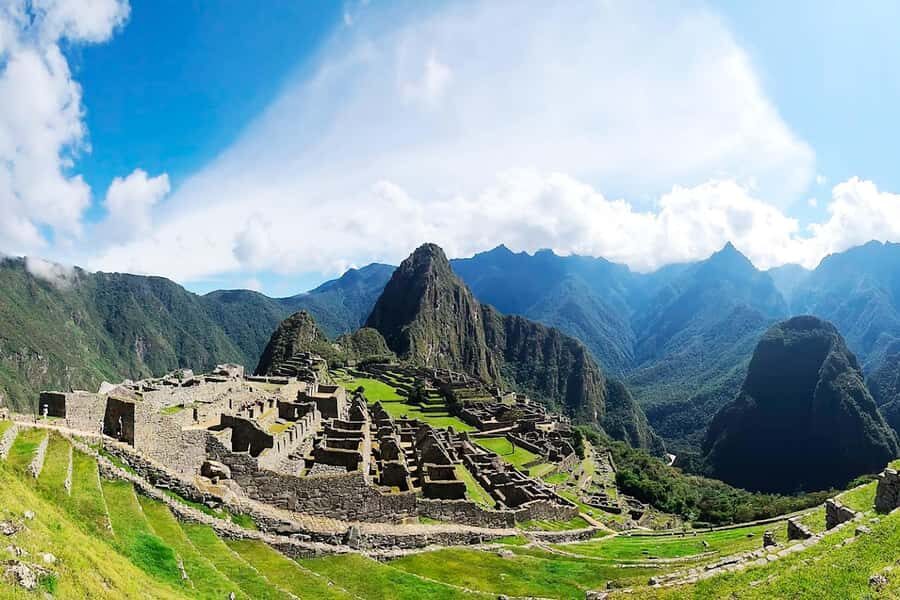 TOUR TO MACHU PICCHU FULL DAY BY TRAIN – The Best Adventure - Ollantaytambo: the transfer point that keeps the day sane