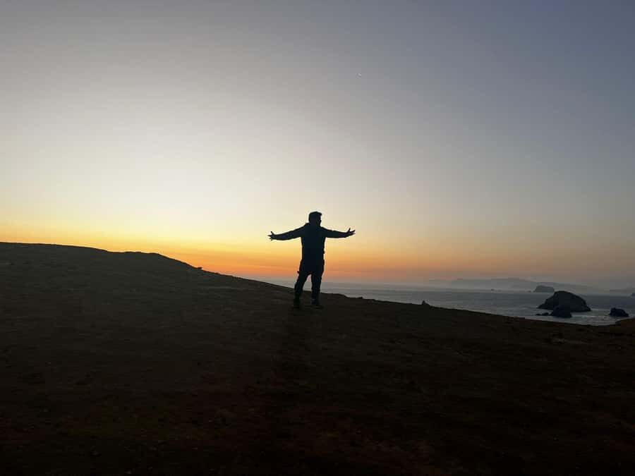 TREKKING GOLDEN SHADOWS - Golden Shadows in Paracas: cliffs, coast air, and that sunset clock